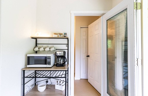 Keaau Cabina | Jungle Studio - Cute and Cozy w/Queen Bed, Wifi, Full Bathroom