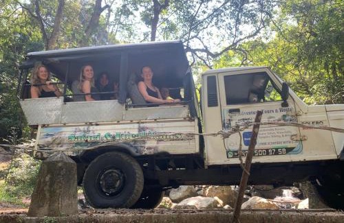 Wellawaya Cama Y Desayuno | Jungle track to the waterfall