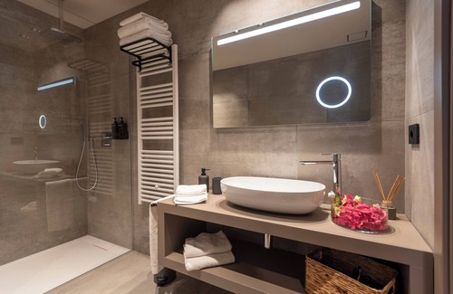 Guarene Cama Y Desayuno | Junior suite 103 with balcony - Relais PQlin & Winery.