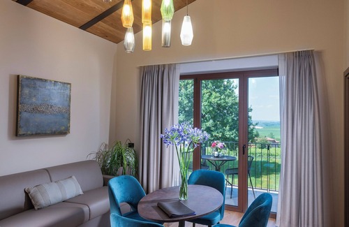Guarene Cama Y Desayuno | Junior suite 103 with balcony - Relais PQlin & Winery.