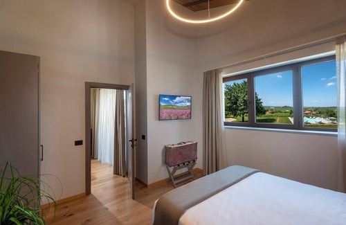 Guarene Cama Y Desayuno | Junior suite 103 with balcony - Relais PQlin & Winery.