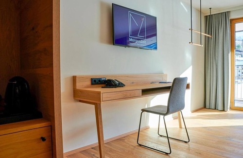Maria Alm am Steinernen Meer Casa | Junior Suite Deluxe Morning Time Longstay - Hotel Morning Time Naturally. Cama y brunch
