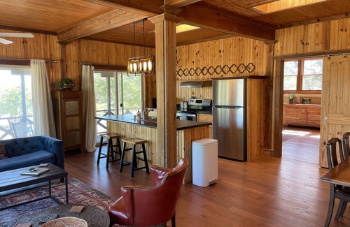 Round Mountain Cabina | Juniper, a quiet cabin retreat in the heart of the hill country.