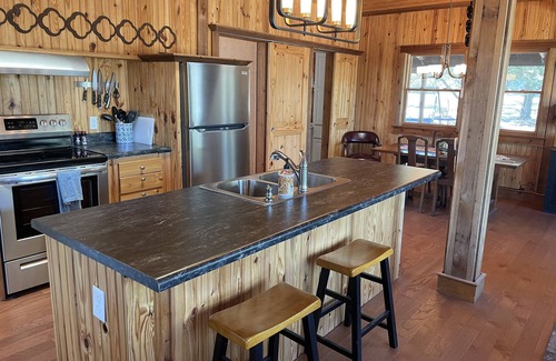 Round Mountain Cabina | Juniper, a quiet cabin retreat in the heart of the hill country.