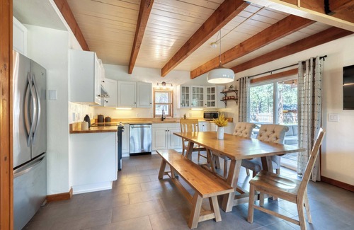 Sisters Cabina | Juniper and Pine - A Dog-Friendly Cabin w/ Fenced Yard in Sisters, OR