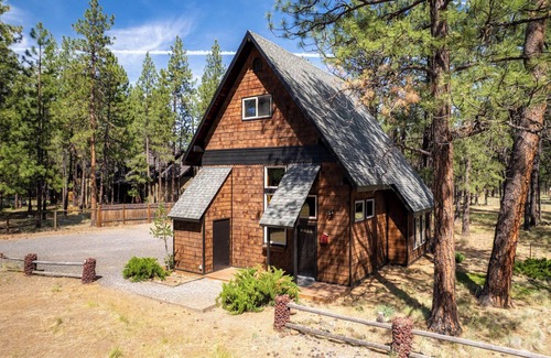 Sisters Cabina | Juniper and Pine - A Dog-Friendly Cabin w/ Fenced Yard in Sisters, OR