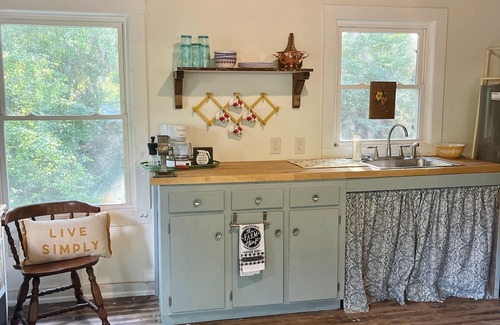 Harold Cabaña | Juniper Creek Cottage- on 10 acres with a creek!