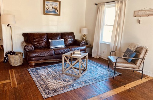 Harold Cabaña | Juniper Creek Cottage- on 10 acres with a creek!