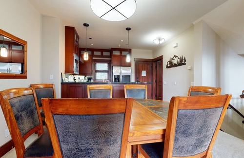 Mammoth Lakes Cabina | Juniper Crest 6 3 Bedroom Townhouse by RedAwning