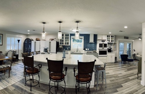 Wright Casa | "Juniper Junction" - Covered Pool / Entertainer’s Dream / 10 Minutes from Beach