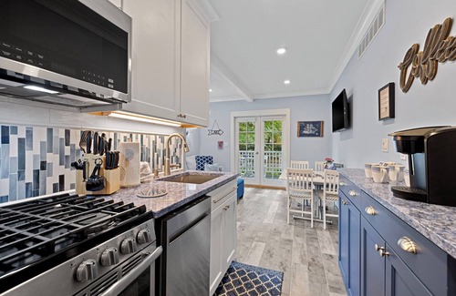 Union Pier Apartamento | Juniper Presents: 2-Bdrm Strawberry Fields Ste in Iconic Union Pier Summer House