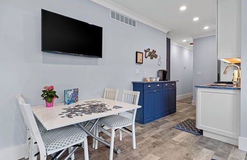 Union Pier Apartamento | Juniper Presents: 2-Bdrm Strawberry Fields Ste in Iconic Union Pier Summer House