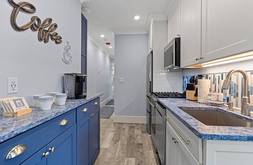Union Pier Apartamento | Juniper Presents: 2-Bdrm Strawberry Fields Ste in Iconic Union Pier Summer House