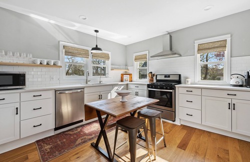 Three Oaks Casa | Juniper Presents: Elegant & Cozy Guesthouse w/ Hot Tub + Firepit, Walk to Town