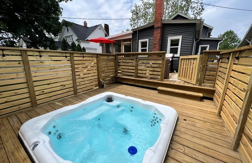 Three Oaks Casa | Juniper Presents: Elegant & Cozy Guesthouse w/ Hot Tub + Firepit, Walk to Town