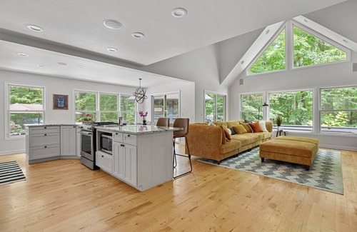 Three Oaks Casa | Juniper Presents, Gray Haven: A Stunning Woodland Retreat with Pool