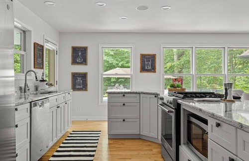 Three Oaks Casa | Juniper Presents, Gray Haven: A Stunning Woodland Retreat with Pool