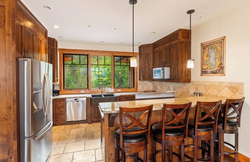 Somers Casa | Juniper Presents: Stunning 4-BR Lakeview Home on Craggy Cliff