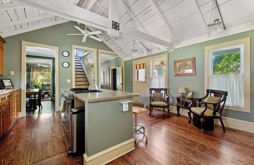 Three Oaks Casa | Juniper Presents: The Fourth Oak, Steps to, Journeyman, Downtown & Parks