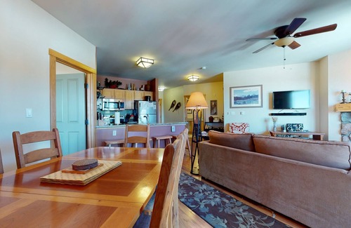 Mammoth Lakes Condominio | Juniper Springs Lodge 539 Deluxe Condo Great Complex Amenities near Ski-In Ski-Out by RedAwning