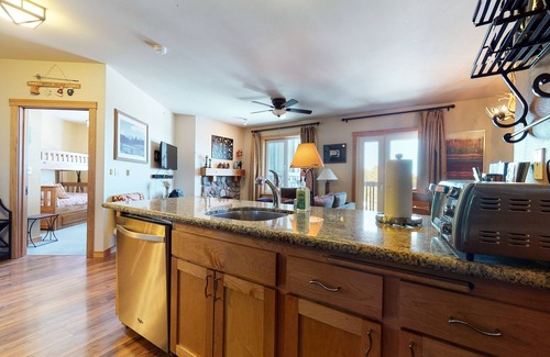 Mammoth Lakes Condominio | Juniper Springs Lodge 539 Deluxe Condo Great Complex Amenities near Ski-In Ski-Out by RedAwning