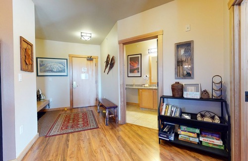 Mammoth Lakes Condominio | Juniper Springs Lodge 539 Deluxe Condo Great Complex Amenities near Ski-In Ski-Out by RedAwning