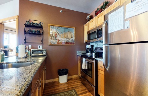 Mammoth Lakes Condominio | Juniper Springs Lodge 539 Deluxe Condo Great Complex Amenities near Ski-In Ski-Out by RedAwning