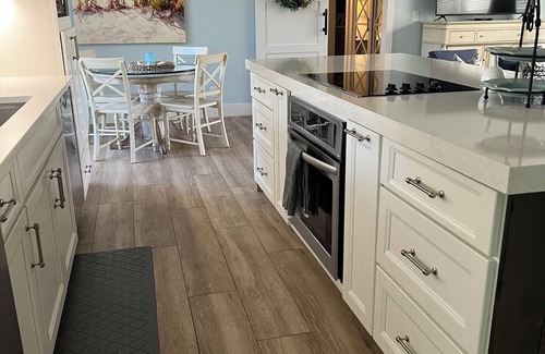 Jupiter Casa | Jupiter Beach Plum Cottage - Spacious sleeps 6 +Cool spa pool Hot Tub