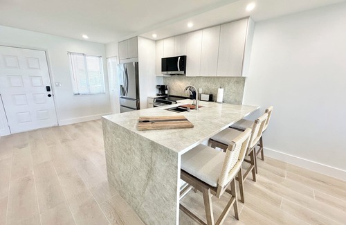 Jupiter Condominio | JUPITER BEACH RETREAT WALK TO BEACH AND POOL!