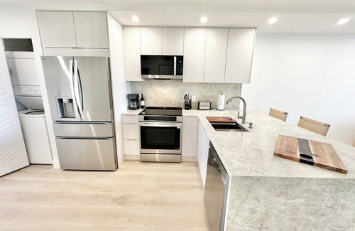 Jupiter Condominio | JUPITER BEACH RETREAT WALK TO BEACH AND POOL!