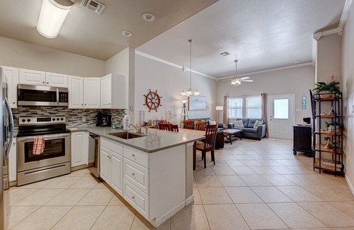 Safe Harbor Condominio | Just a few blocks from the beach with a community pool. Sleeps 8!
