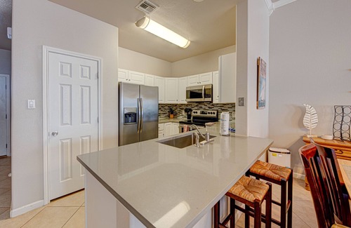 Safe Harbor Condominio | Just a few blocks from the beach with a community pool. Sleeps 8!