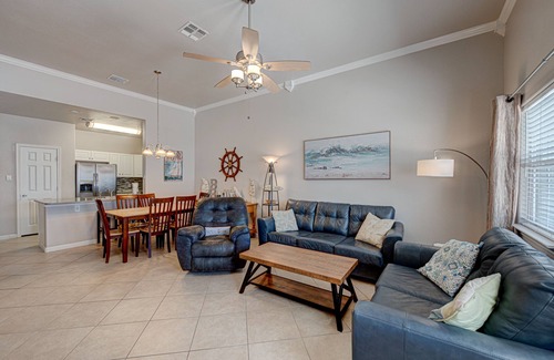 Safe Harbor Condominio | Just a few blocks from the beach with a community pool. Sleeps 8!