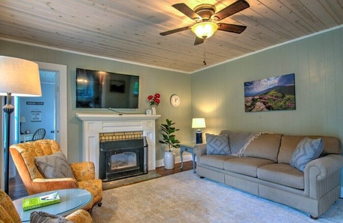 Roan Mountain Casa | Just a few mins from the State Park, offering an abundance of trails and outdoor activities.