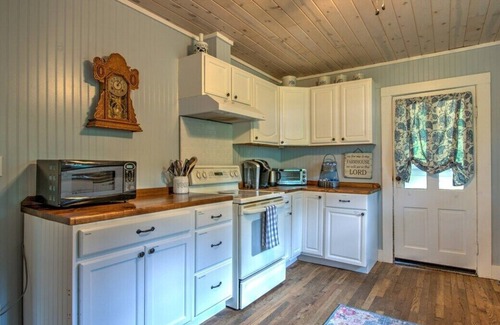 Roan Mountain Casa | Just a few mins from the State Park, offering an abundance of trails and outdoor activities.