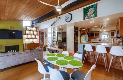 Solana Beach Condominio | Just a few steps to stairs to ocean! Gated. The Sanctuary at South Sierra