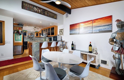 Solana Beach Condominio | Just a few steps to stairs to ocean! Gated. The Sanctuary at South Sierra