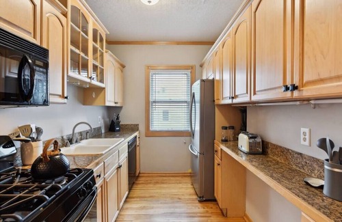 Linden Hills Casa | Just A Short Stroll to Lake Harriet & Restaurants!