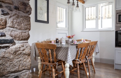 Coverack Apartamento | Just a stone's throw away from the water's edge, thatched Trevarrow Cottage is the ideal place to un