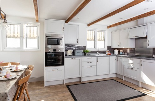 Coverack Apartamento | Just a stone's throw away from the water's edge, thatched Trevarrow Cottage is the ideal place to un