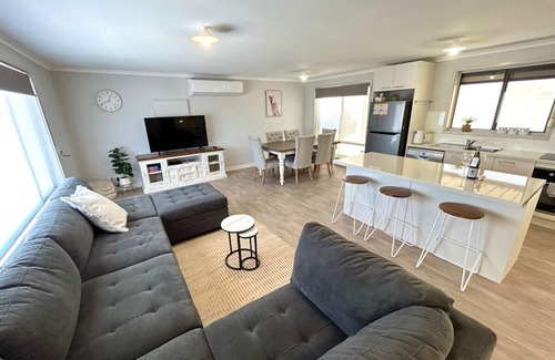 Moonta Bay Apartamento | Just About Beachfront - Freshly Renovated - 3 Bedroom Home