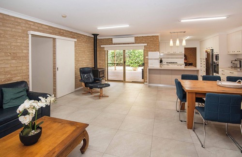 Abbey Casa | Just Beachy- Large yard, BBQ, WIFI