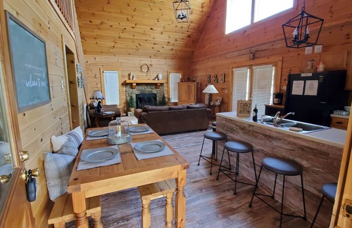 Sevierville Cabina | Just Because~Modern Smoky Mountain Cabin~Private Hot Tub~Pool Table~Games