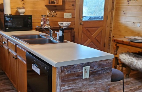 Sevierville Cabina | Just Because~Modern Smoky Mountain Cabin~Private Hot Tub~Pool Table~Games