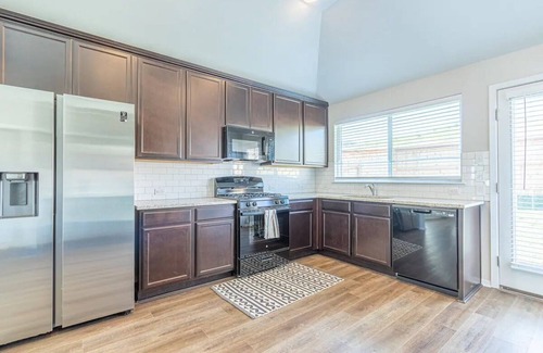 Travis County Casa | Just Built! Cozy & Sunny 3-Bedroom in South Austin