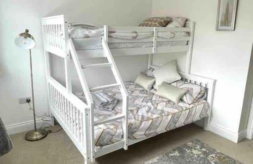 Christchurch Casa | JUST BUILT! Fabulous 2 Bedroom House (Sleeps 6) with Free Parking & Garden