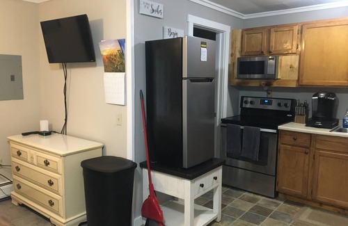 North Troy Apartamento | Just Like Being At Home- Newly Renovated Unit