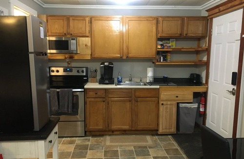 North Troy Apartamento | Just Like Being At Home- Newly Renovated Unit