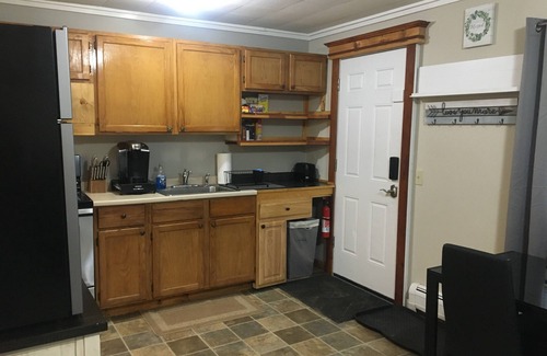 North Troy Apartamento | Just Like Being At Home- Newly Renovated Unit