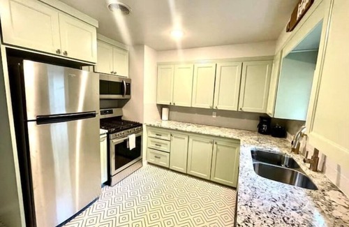 Bentonville - Fayetteville Casa | Just like HOME! Comfy KING bed, REMODELED! CLEAN!